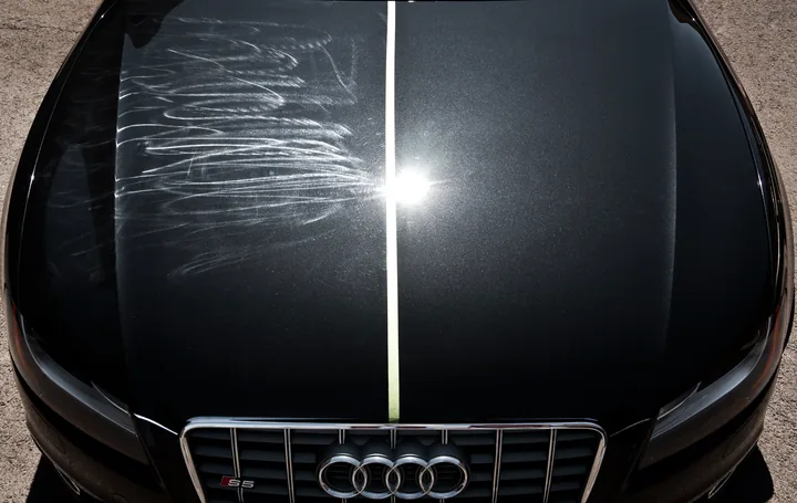 Капот Audi: слева царапины-«паутина», справа отполировано