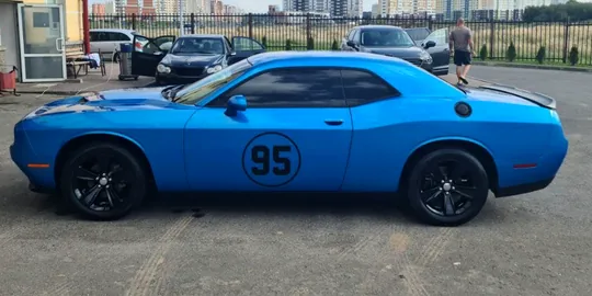 Dodge Challenger сбоку